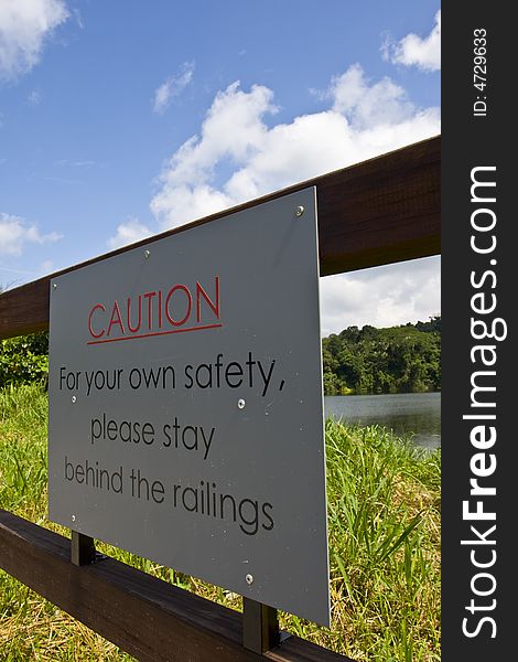 This is the warning sign to prevent people from crossing over the railing. This is the warning sign to prevent people from crossing over the railing.