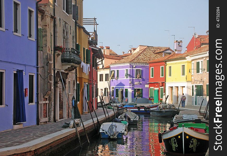 The photograph was taken in Burano, an island in the Venetian lagoon, peaceful and colorful. The photograph was taken in Burano, an island in the Venetian lagoon, peaceful and colorful.