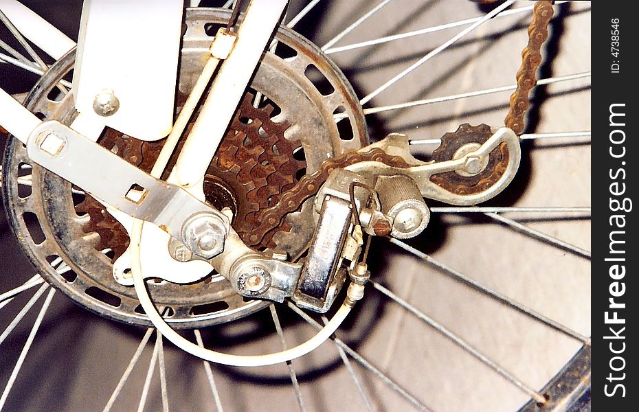 Old style bicycle transmission with rusty chain.