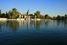 Pond In Retiro Gardens Royalty Free Stock Image Pond In Retiro Gardens Royalty Free Stock Image