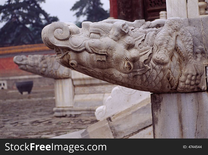 Dragon design of stone railing