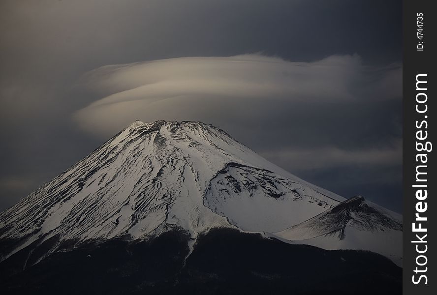 The cluod turn round on Mt, fuji -2. The cluod turn round on Mt, fuji -2