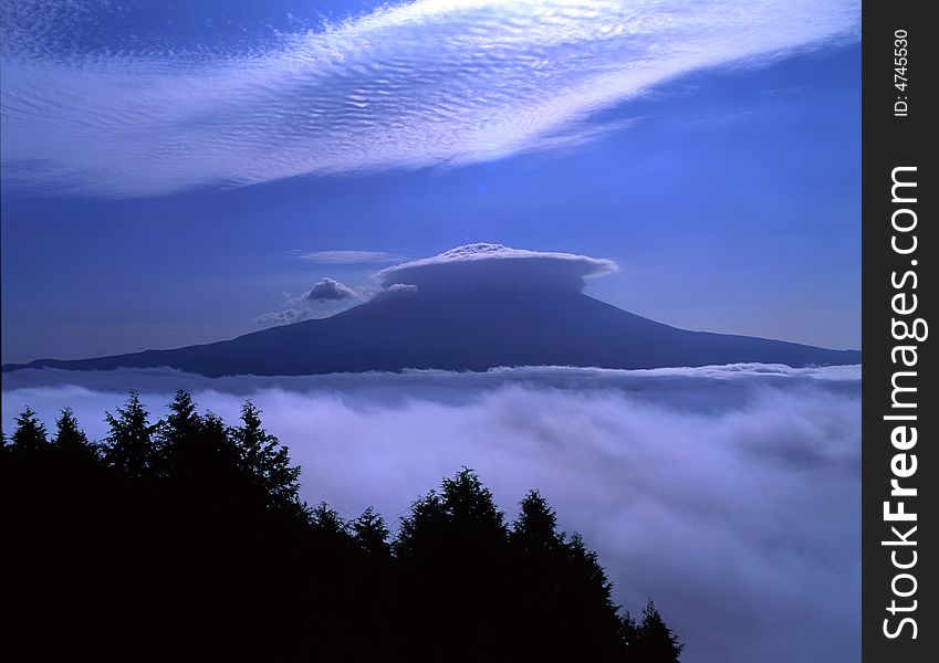 The cap on Mt,fuji and thin cloud. The cap on Mt,fuji and thin cloud