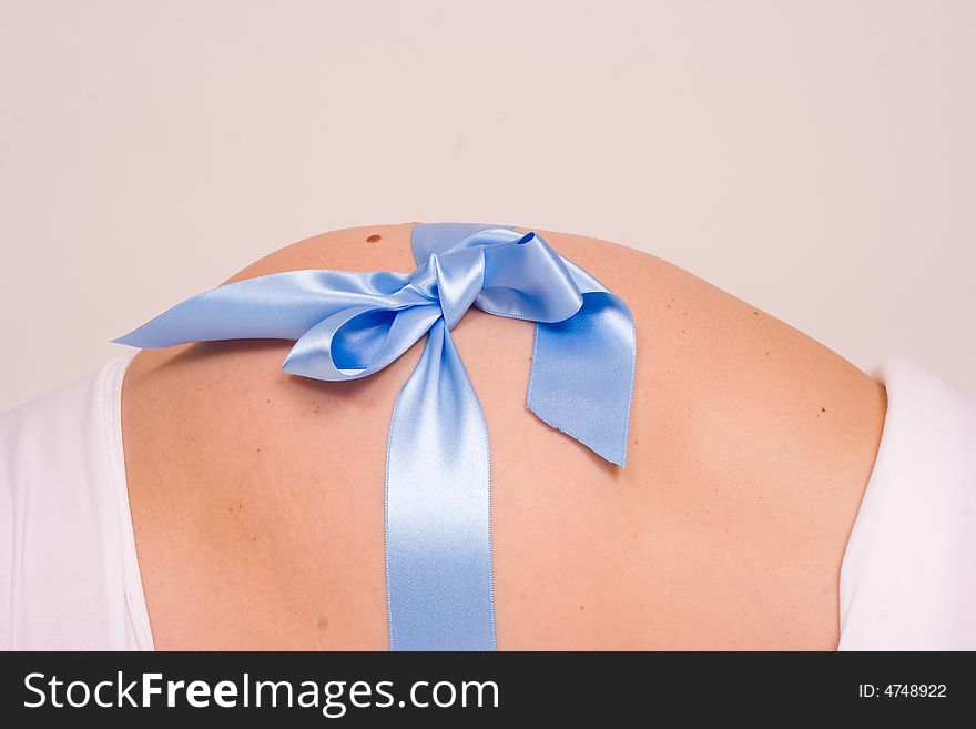 A blue pregnant gift with wrap on the side