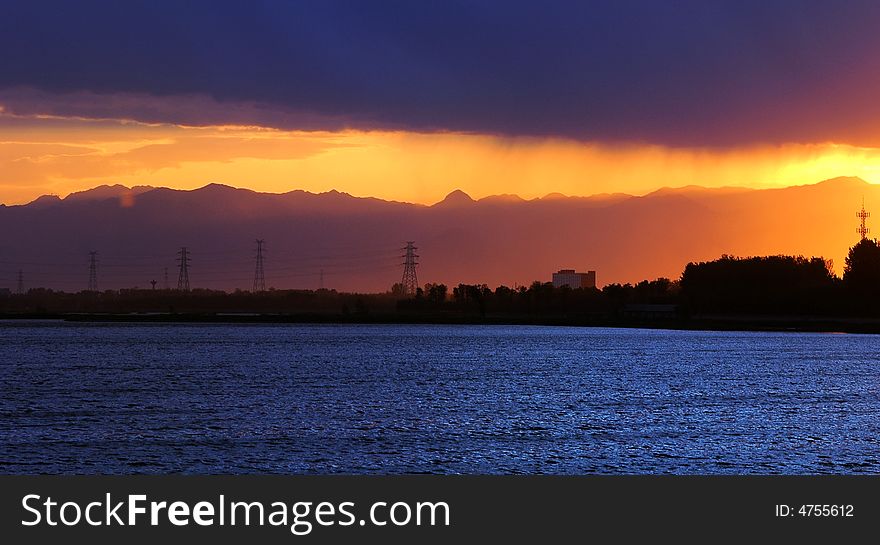 Before sunset, the lake became light blue and the moutain became orange. Before sunset, the lake became light blue and the moutain became orange