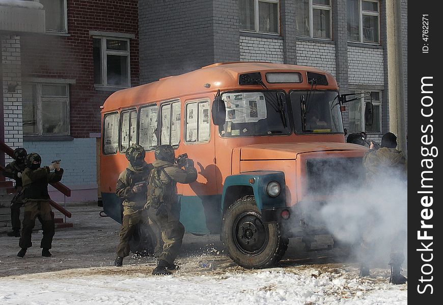 Clearing of hostages in the bus special troops