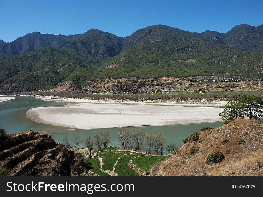 It is very beautiful in yunnan lijiang.This is Yangtze River first curved ．. It is very beautiful in yunnan lijiang.This is Yangtze River first curved ．