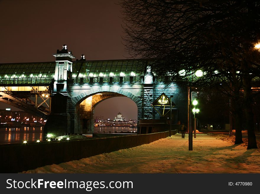 Moscow night, church, Moscow river, light, winter, snow, The bridge, trees, night, wood, road, track, the passer-by,. Moscow night, church, Moscow river, light, winter, snow, The bridge, trees, night, wood, road, track, the passer-by,