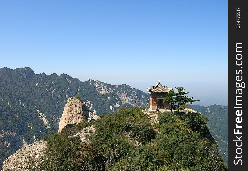 There is a gloriette on the mountaintop under the blue sky use to sacrificeã€‚