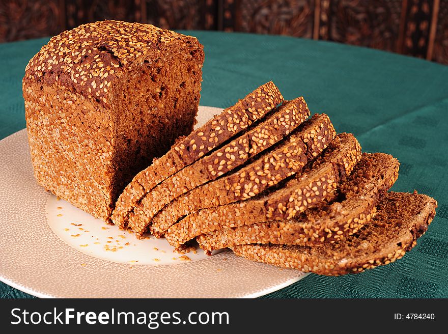 Freshly baked sliced wholegrain bread on a plate.