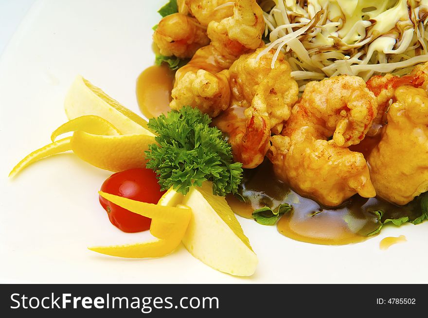 Fried shrimps with the sauce and the vegetables