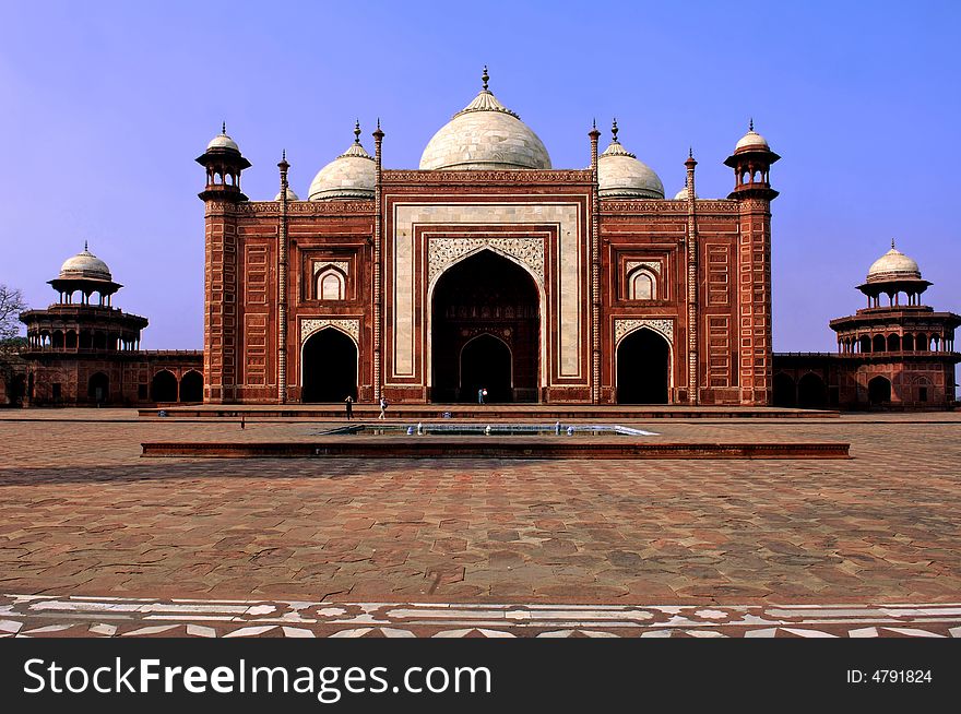 India, Agra: Taj Mahal, view of the mosque's facade; blue sky and red stone. India, Agra: Taj Mahal, view of the mosque's facade; blue sky and red stone