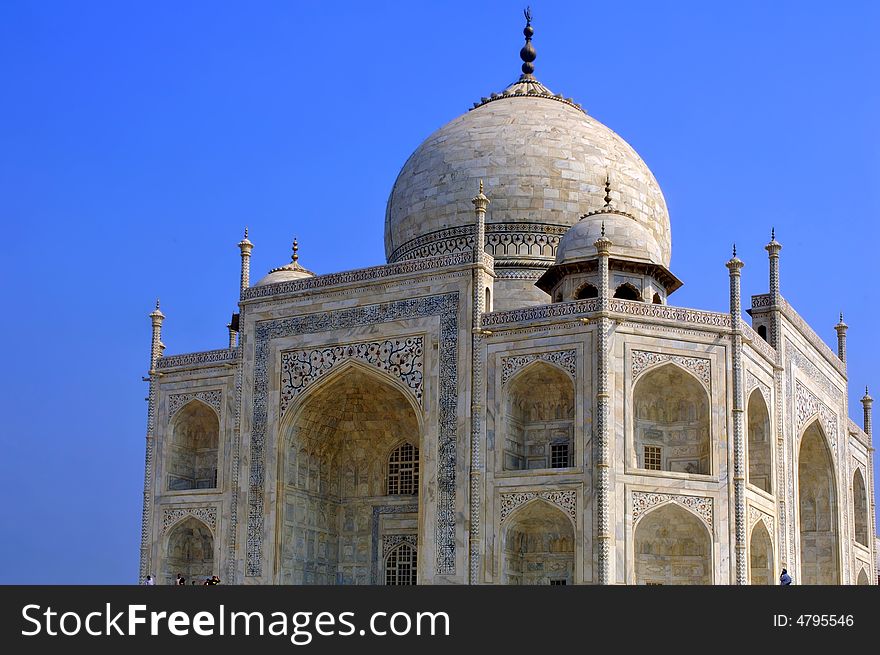 India, agra: blue sky and a perspective of one of the seven wonders in the world ; the taj mahal; monument constructed at the 17th century by the fifth mughal emperor Shah Jahan , a love tribute to his wife. India, agra: blue sky and a perspective of one of the seven wonders in the world ; the taj mahal; monument constructed at the 17th century by the fifth mughal emperor Shah Jahan , a love tribute to his wife