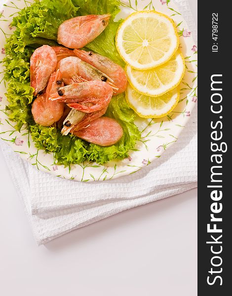 Food series: tasty shrimp with lemon and lettuce