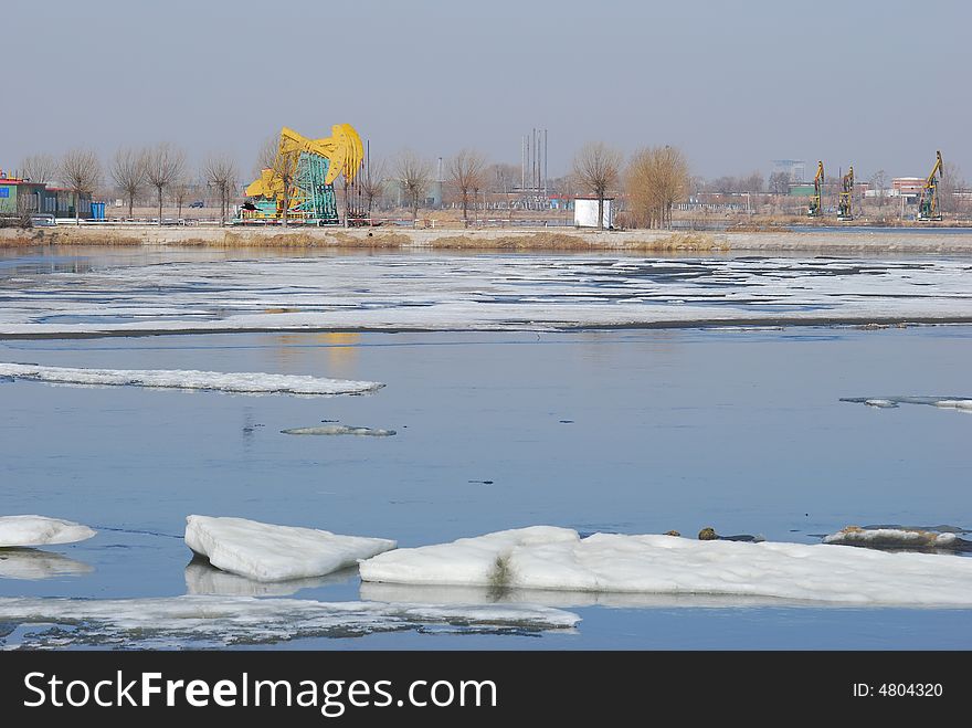 The by the lake of hour of early spring takes out the oil machine