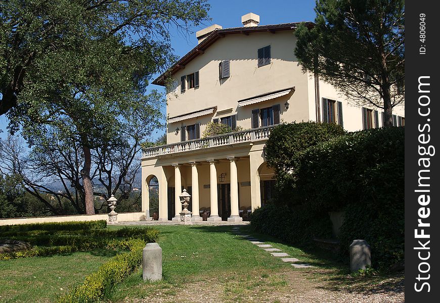 Historical house in Florence with a beautiful park. Historical house in Florence with a beautiful park