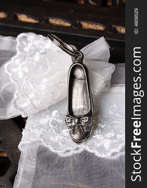 Silver Cast shoe on a keyring with a white organza bag. Silver Cast shoe on a keyring with a white organza bag