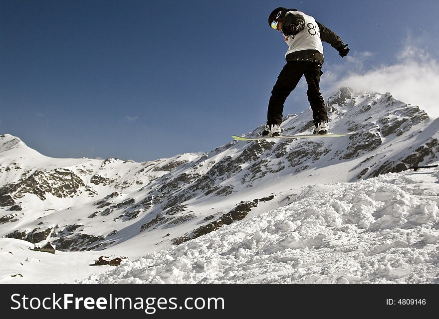 Extreme snowboarding in the Fagaras mountains
