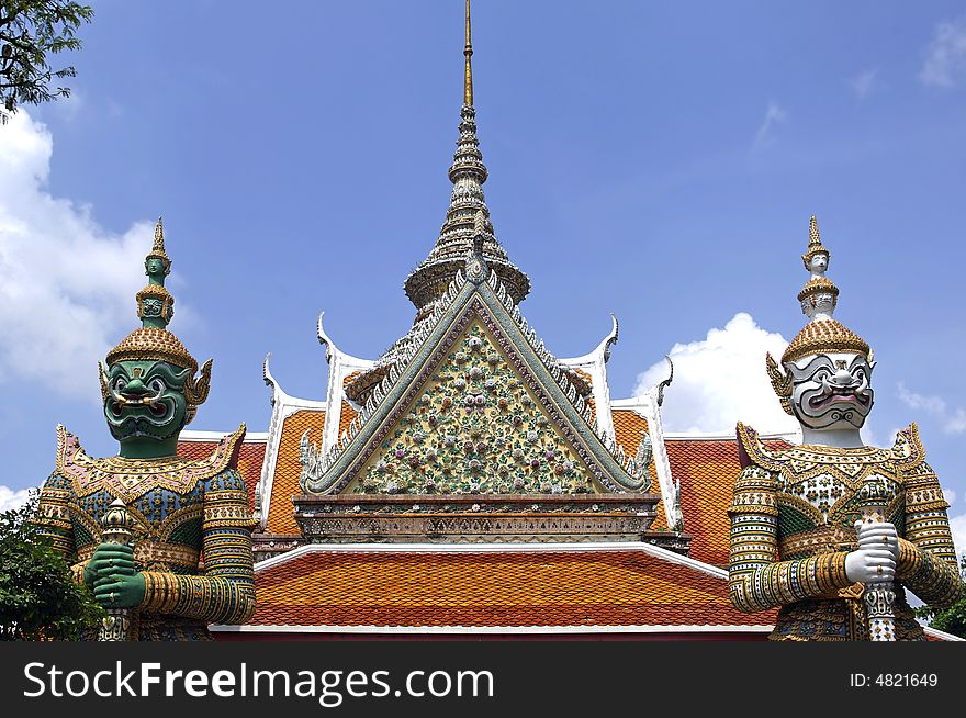 Thailand, Bangkok: Arun temple ; statue of a demon, the famous thai name of the ten headed demon king; a mythological figure of the indian  epic ramayana