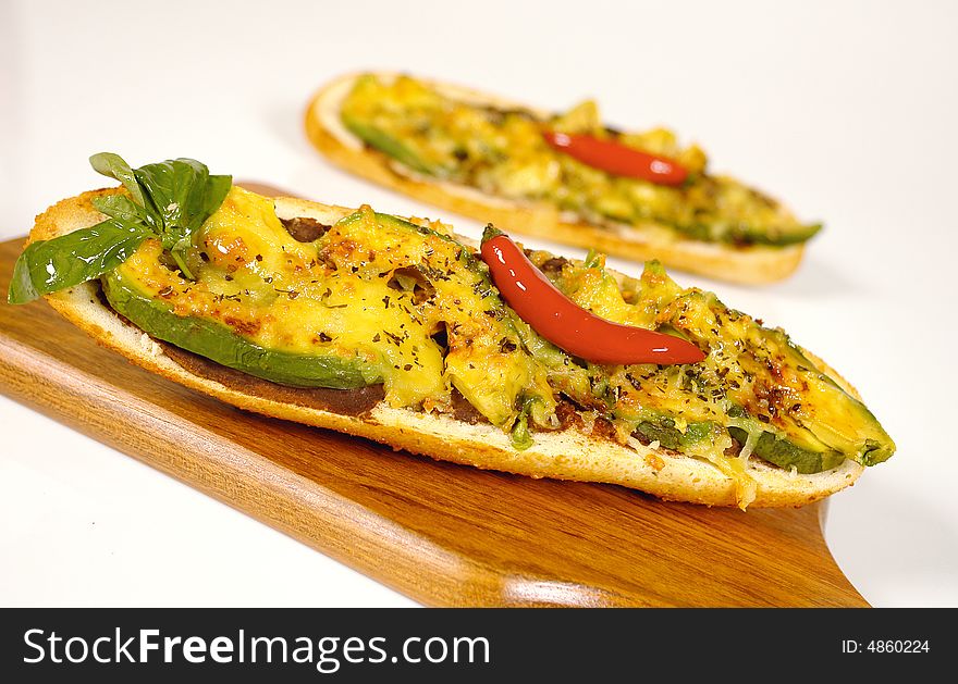 Gratinated avocado sandwich with chile peppers