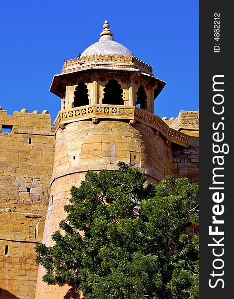 India, Rajasthan, Jaisalmer: Fort; blue sky and red stone for this defensive ancient architecture