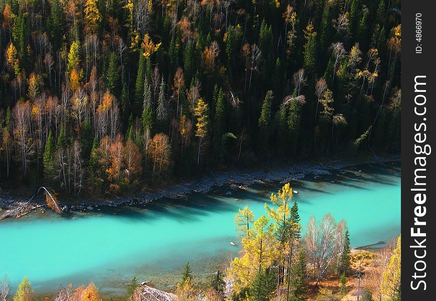 Kanas Lake is the core of the national natural reserve there. The lake was formed through strong exaration by glaciers. The lake surface is 1,375 m above sea level. Looking like a moon, the lake is 24.5 km long, averagely 1.9 km wide and 90 m deep. As one of the deep lakes of our country, it is 188.4 m deep at the deepest point, and covers an area of 69,000 mu, and holds 4-billion-m3 water. Around the lake are thick and green theropencedrymion that integrates with grasslands in mountains.