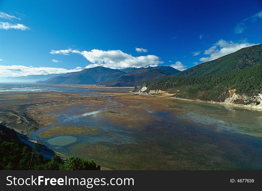 Napa Lake is 3270 meters above sea level and covers 660 square kilometers; it is approximately 8 kilometers to northwest of Zhongdian town, Yunnan, China.