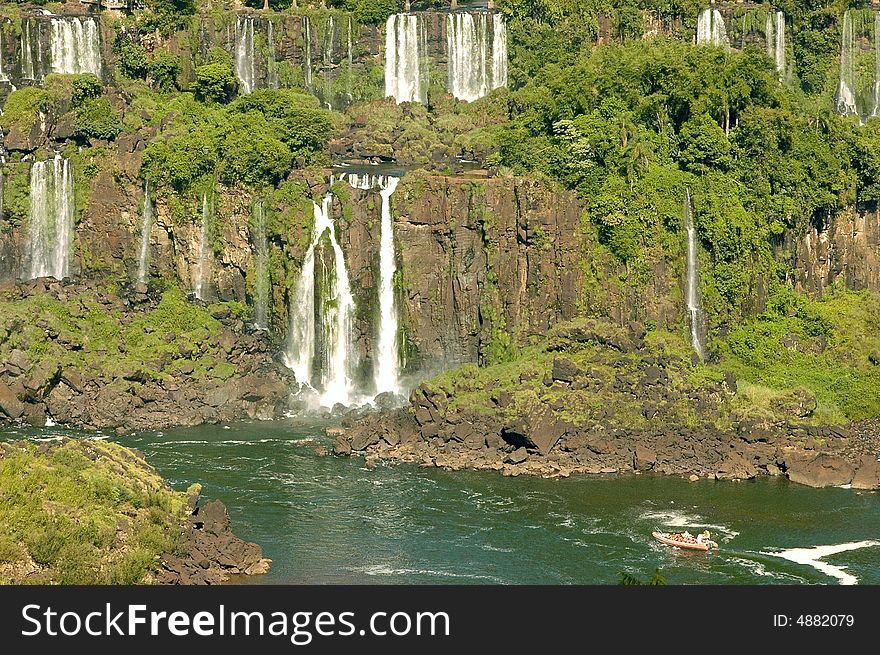 Small Falls and one of the Gran Aventura's boat. Small Falls and one of the Gran Aventura's boat