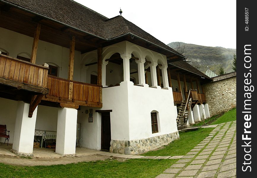 Polovragi monastery is a religious and artistic monument in northern Oltenia district (in Romania), on Oltet Valley.
The most recent researches based on slavonic inscriptions, establish the building date of the Polovragi Monastery between XV and XVI century (1505).