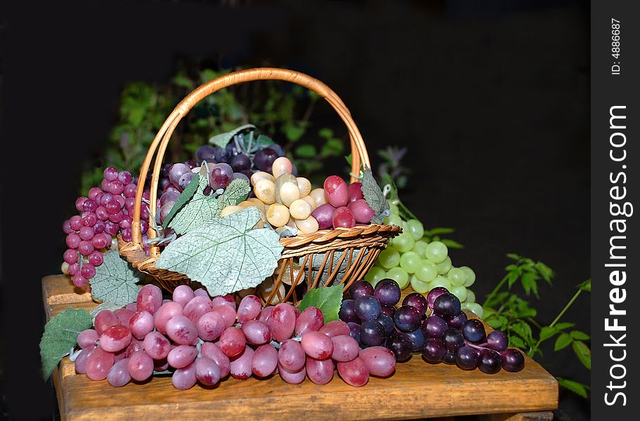 Composition from different grades of grapes in a basket