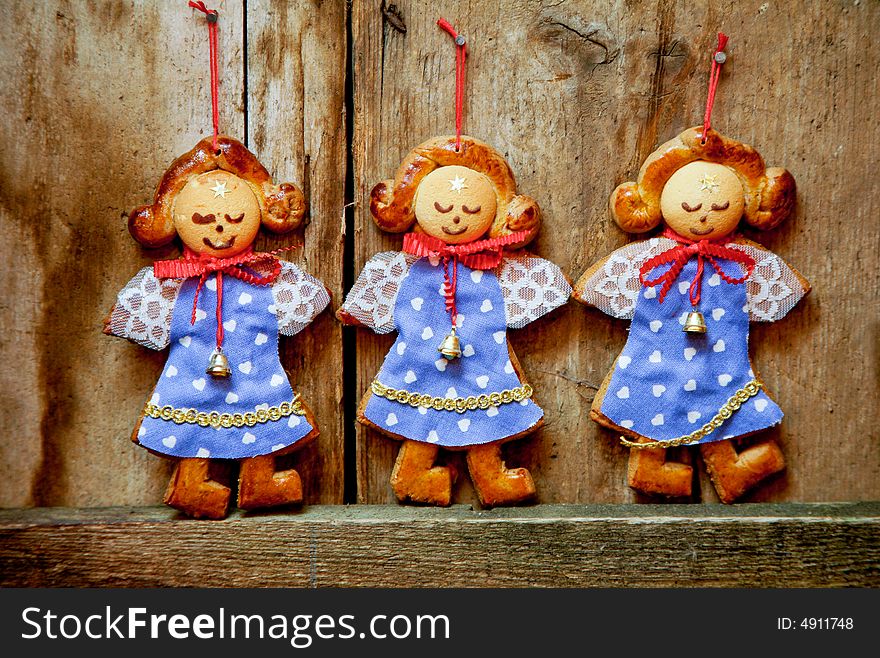 Three dolls made from gingerbread