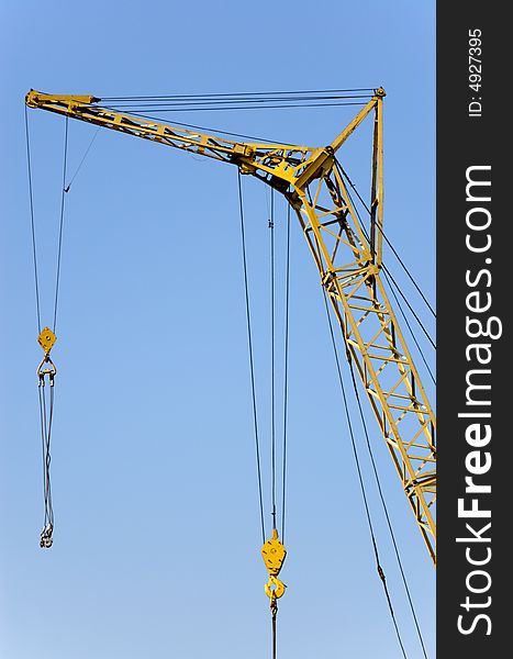 Lifting crane with two hook