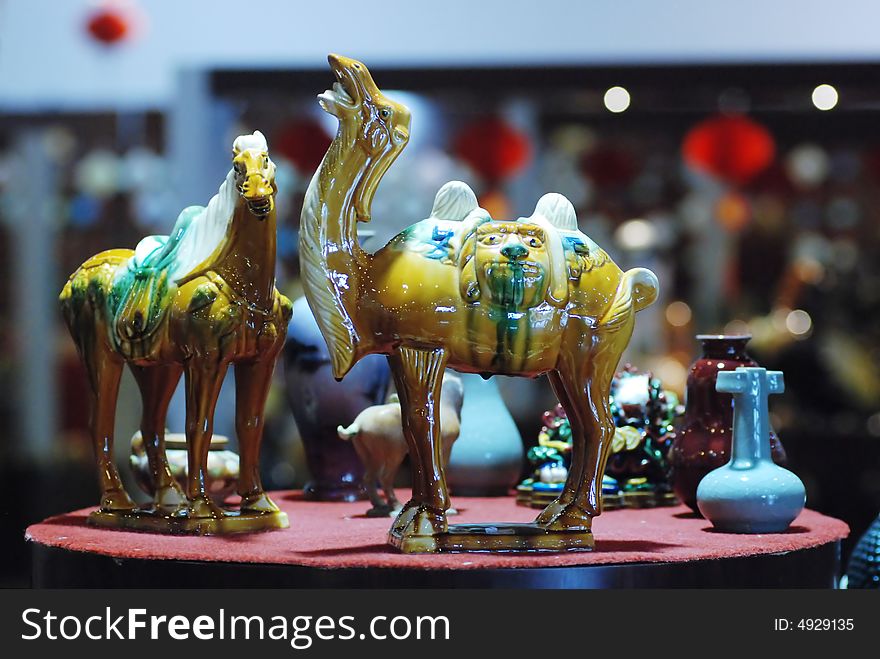 Tang tricolored glazed pottery animals and vases,Luoyang, china。