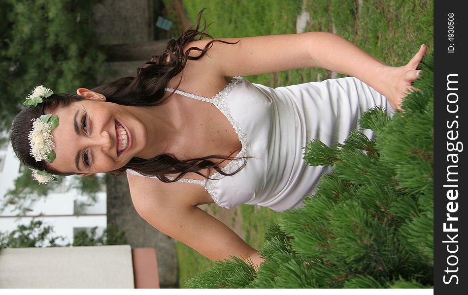 Beautiful bride posing in the wedding day