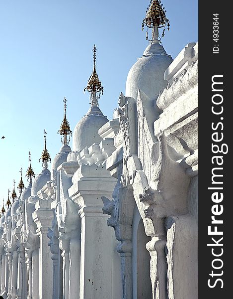 Myanmar, Mandalay: Stupas of Kuthodaw pagoda ; blue sky and white walls