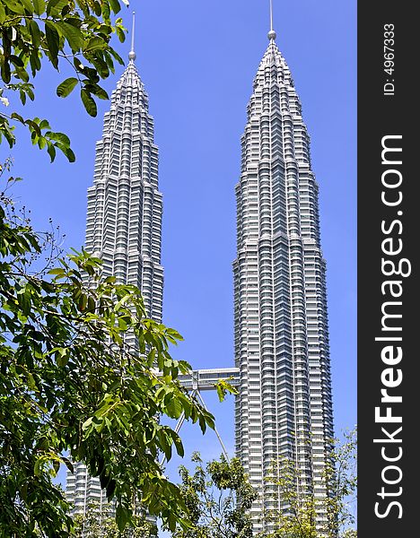 Malaysia, Kuala Lumpur: Petronas towers; the worlds tallest twin buildings; designed by Cesar Pelli an argentine american architect; a construction of steel and glass with 88 floor ; the facade was designed to resemble to the motifs found in islamic art; view of the skybridge