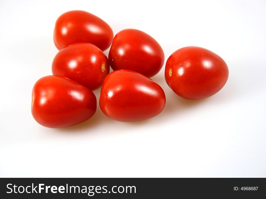 Some little, healthy red tomatos