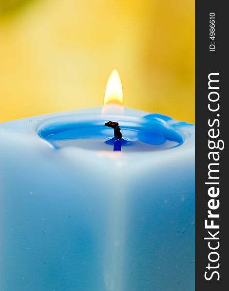 Detail burn wick blue candle