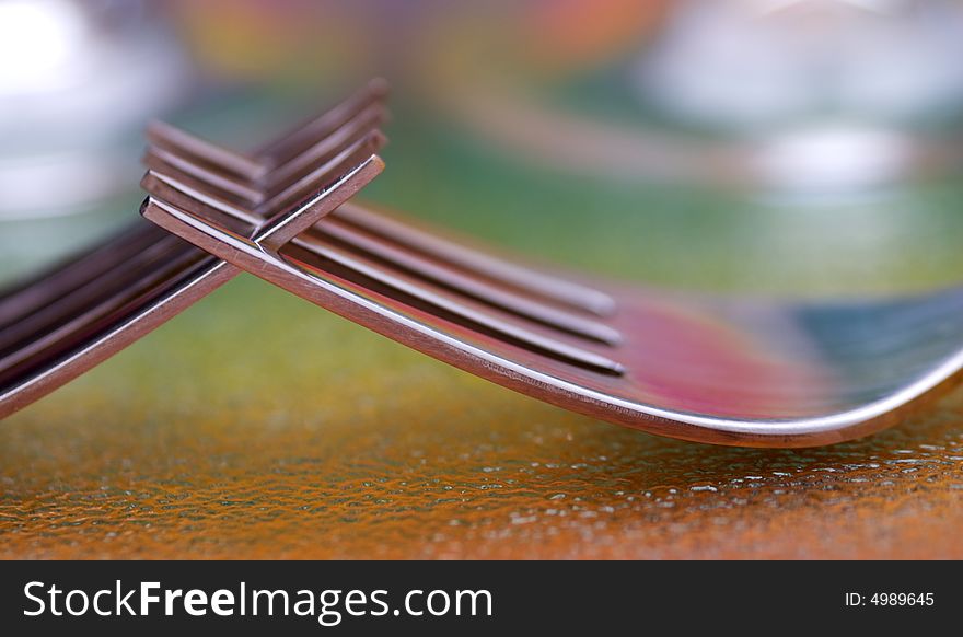 Two spoons with minimum DoF over a colorful background