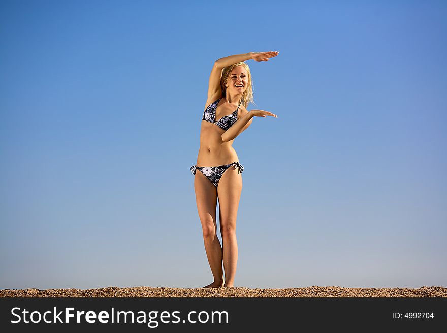 Photo young woman standing on a nature blue sky bakraund of pure heaven to handle anything. Image to advertise the product. Photo young woman standing on a nature blue sky bakraund of pure heaven to handle anything. Image to advertise the product.