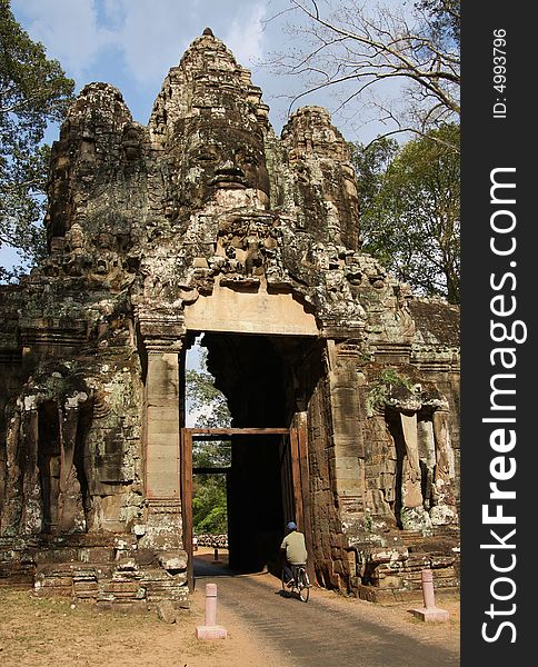 Vicktory gate angkor wat complex cambodia