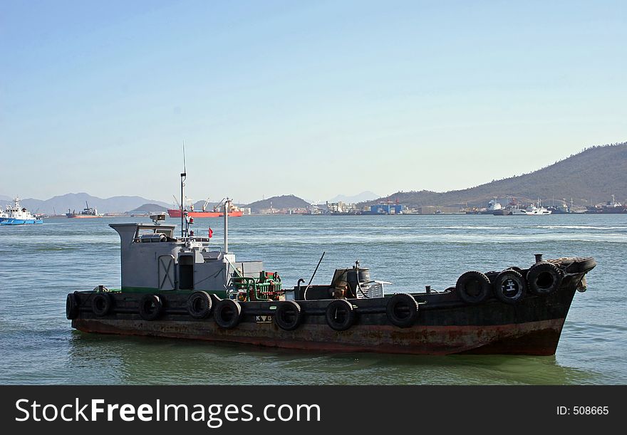 Refueling boat for small ships