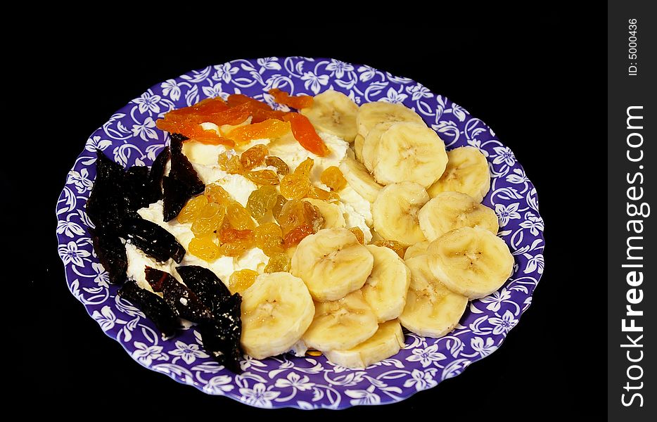 Cottage cheese with banana, dried apricots