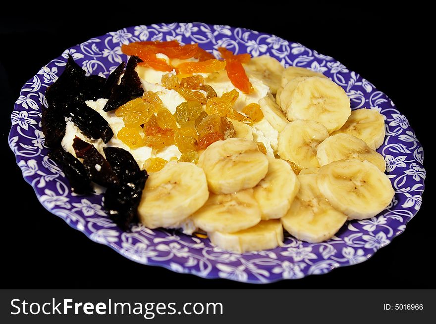 Cottage cheese with banana, dried apricots, raisin and prunes