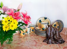 Clean Dishes And Flowers Royalty Free Stock Photography Clean Dishes And Flowers Royalty Free Stock Photography