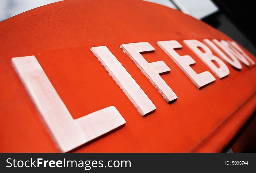 A faily closeup pic of a life buoy