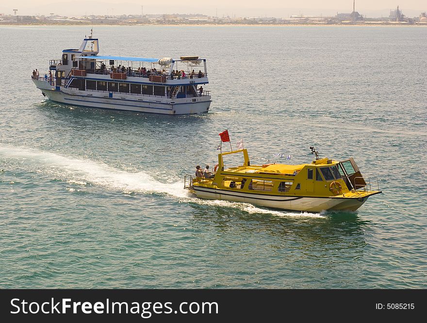 Two voyage boats with passengers