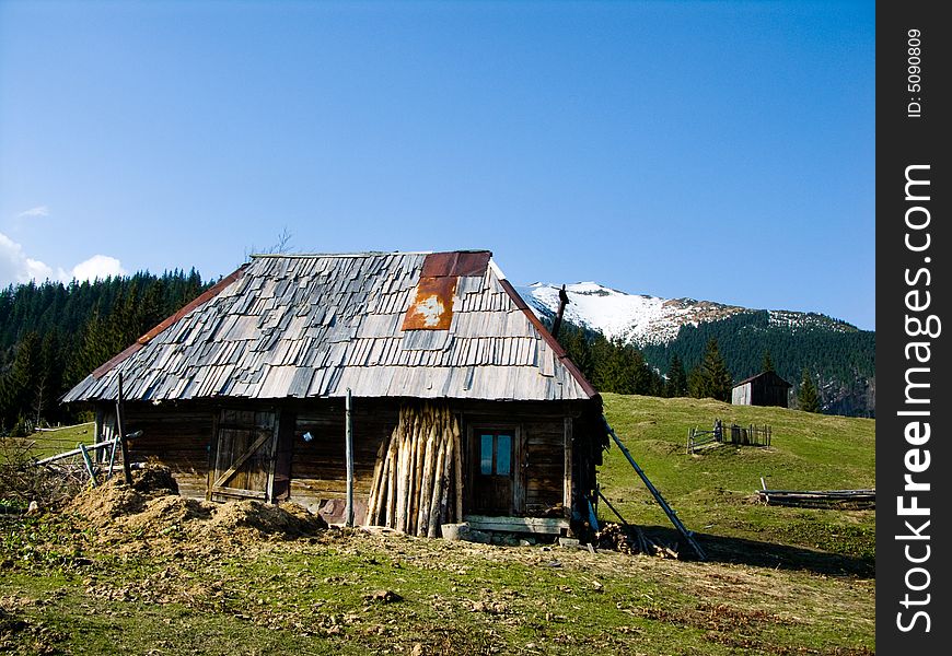 Shepherd house in Maramures mountains (Northern Carpathian). This house is on the way to Toroiaga summit (1930 m altitude). Shepherd house in Maramures mountains (Northern Carpathian). This house is on the way to Toroiaga summit (1930 m altitude)