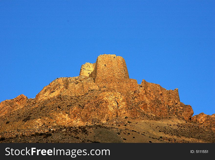 The dilapidated castle in tibet