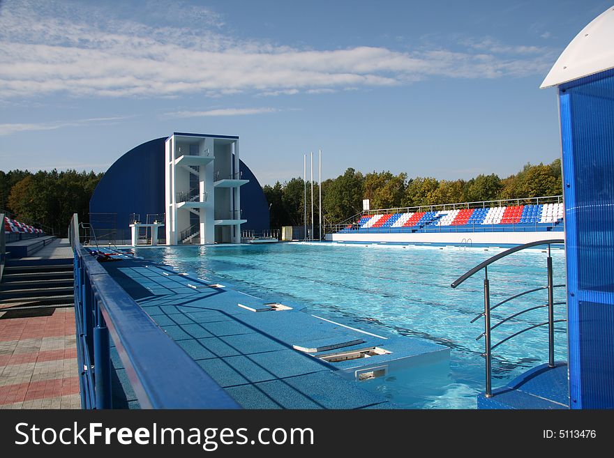 Sports pool with a tower for jumps in water